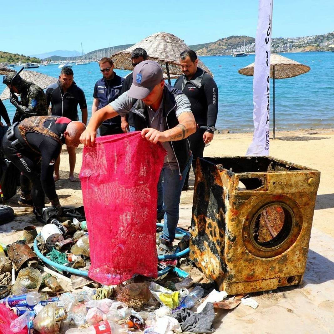 Bunu balıklar yıkansın diye mi denize attın! Deniz dibi temizliğinde 'Pes' dedirten görüntüler... 1